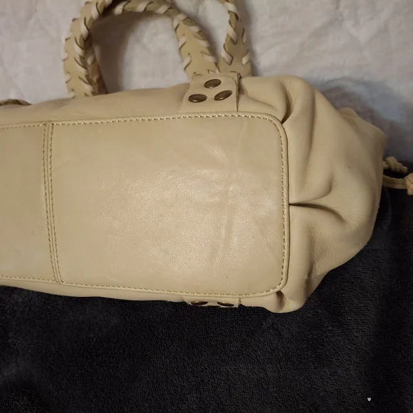 Fossil Cream Shoulder Bag with Whip Stitch And Wide Opening W/ Snap No Callouts